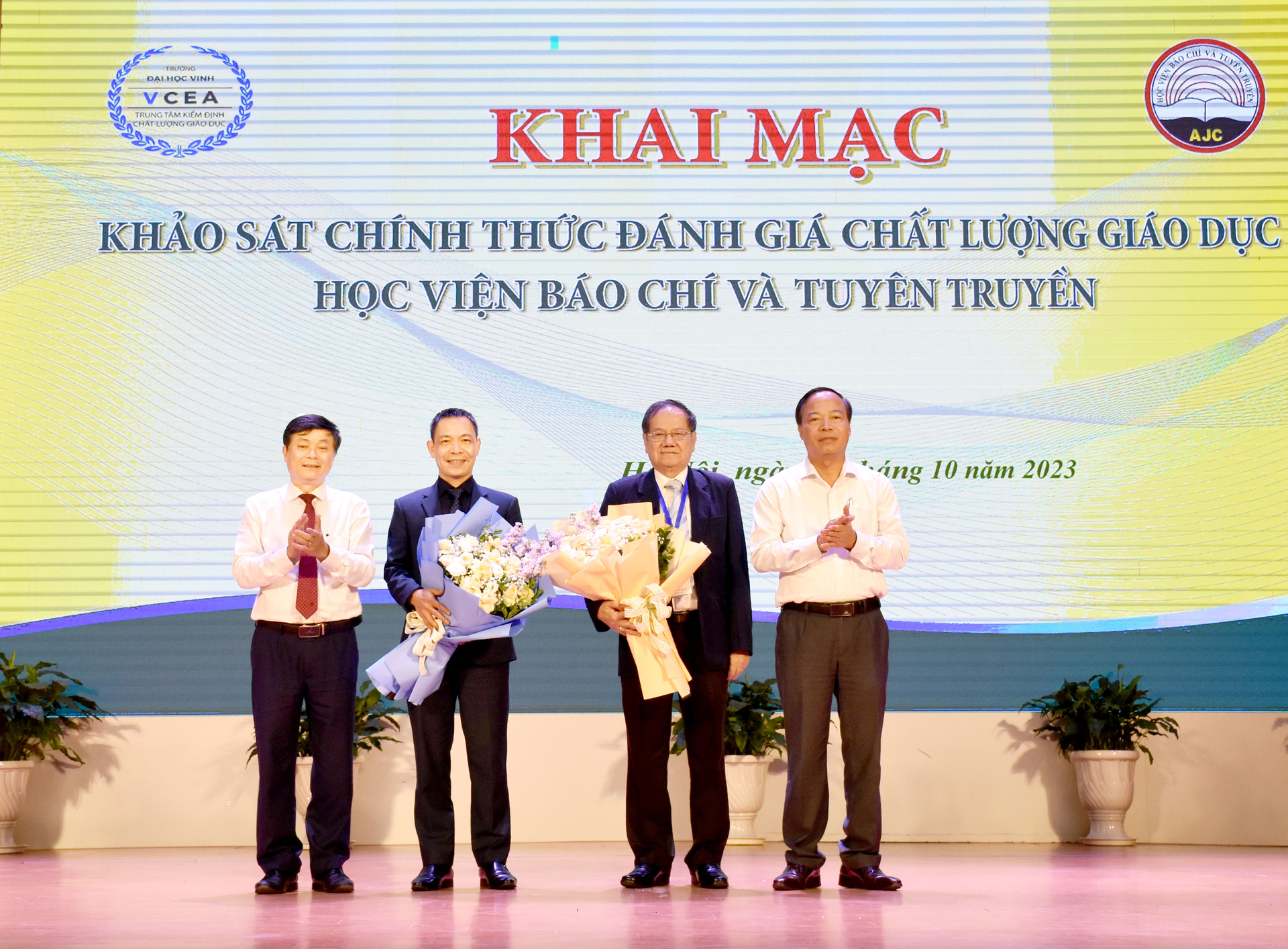 PGS.TS. Mai Đức Ngọc, Bí thư Đảng ủy, Chủ tịch Hội đồng trường và PGS.TS. Phạm Minh Sơn, Phó Bí thư Đảng ủy, Giám đốc Học viện, Chủ tịch Hội đồng Tự đánh giá tặng hoa chào mừng Đoàn đánh giá ngoài đến làm việc tại Học viện Báo chí và Tuyên truyền