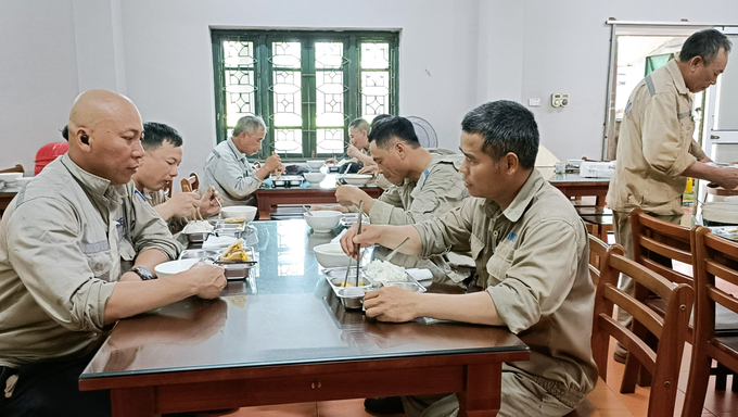 290450df300be455bd1a-2-163915_664.jpg Ăn trưa tại Công ty Cơ khí điện thủy lợi thuộc Tổng Công ty Cơ điện Xây dựng - CTCP. Ảnh: Mai Hương.