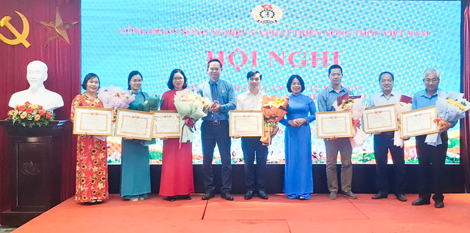 998df39ac14f15114c5e-2-163830_311.jpg Trao khen thưởng cho các tập thể, cá nhân có thành tích xuất sắc trong Chương trình 1 triệu sáng kiến. Ảnh: Mai Hương.