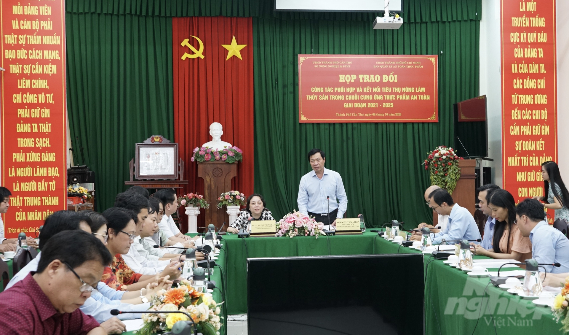 thy06472-133221_904-133222.jpg Ban An toàn thực phẩm TP.HCM vừa có buổi làm việc với Sở NN-PTNT TP Cần Thơ và có chuyến khảo sát các chuỗi thực phẩm an toàn cung ứng cho TP.HCM. Ảnh: Nguyễn Thủy.