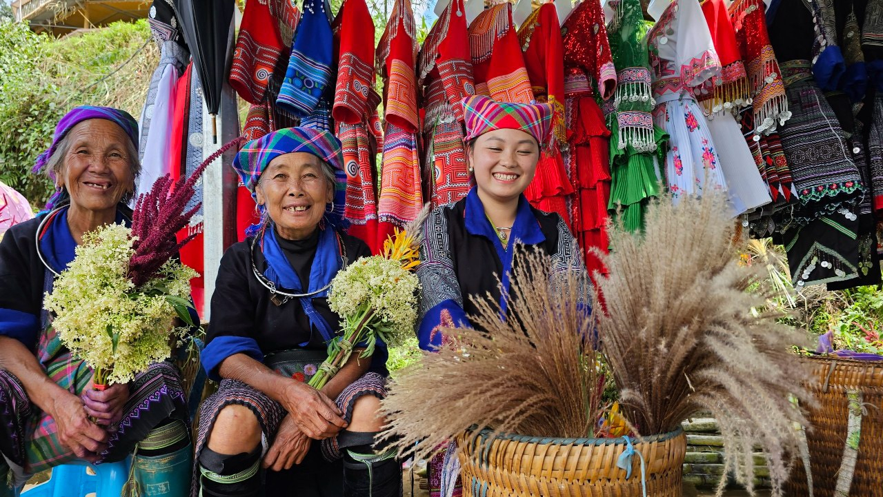 Mong women in Mu Cang Chai. Photo: Thanh Tien.
