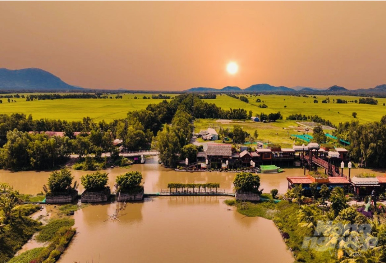 anh-5-105801_954-105801.jpg Hoàng hôn buông xuống nhuộm hồng cả một vùng trời. Ảnh: Minh Ngọc.
