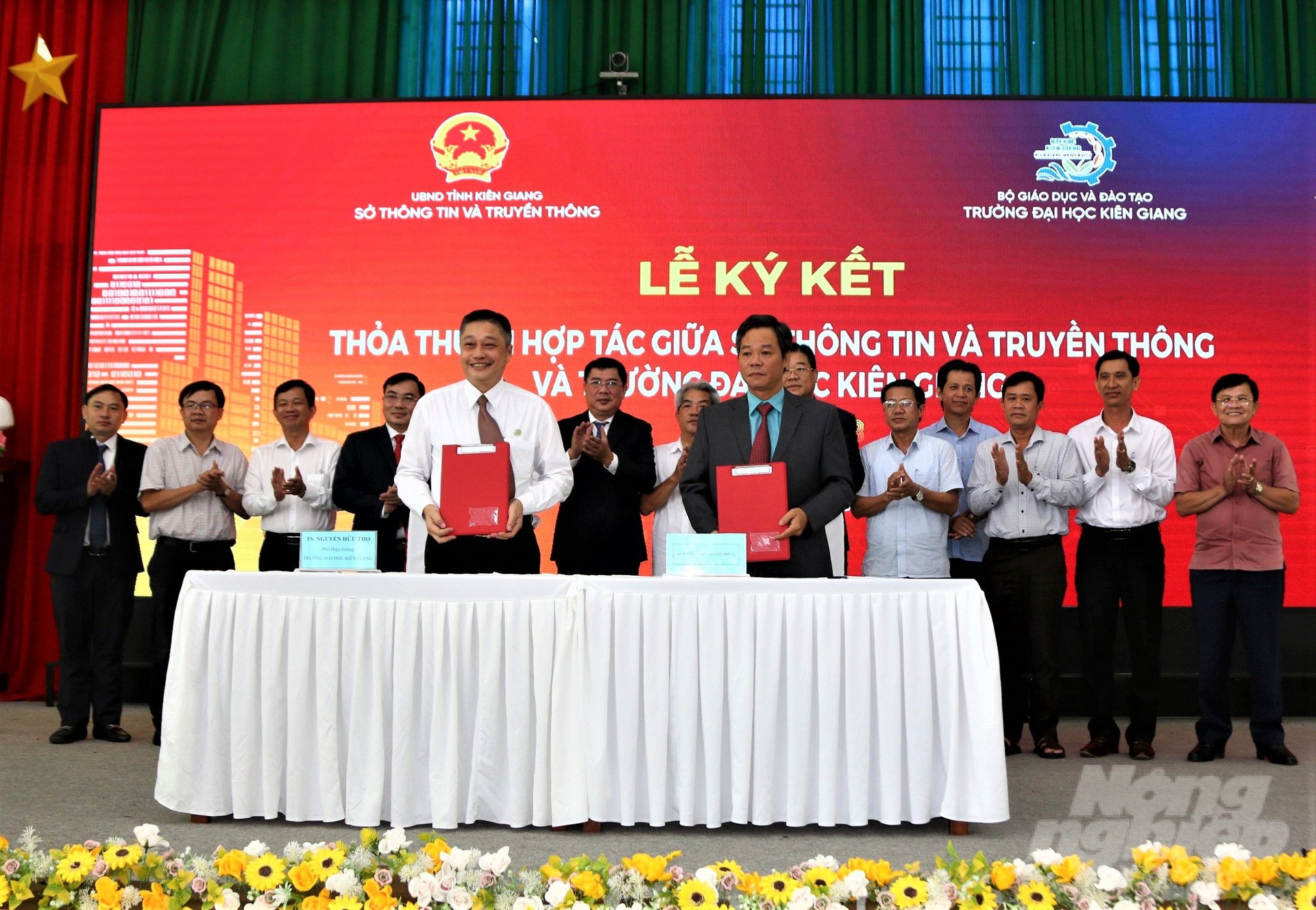 Lãnh đạo Sở Thông tin và Truyền thông tỉnh Kiên Giang và Trường Đại học Kiên Giang ký kết chương trình đầu tư, phát triển chuyển đổi số trong lĩnh vực giáo dục. Ảnh: Trung Chánh.
