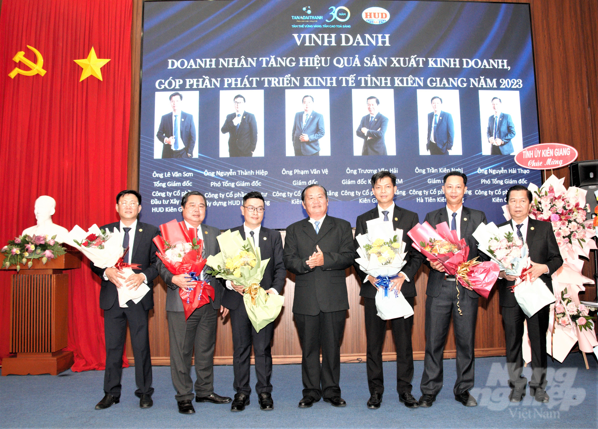 Công ty CP Đầu tư Xây dựng HUD Kiên Giang kỷ niệm 30 năm hình thành và phát triển, vinh danh những doanh nhân có thành tích sản xuất kinh doanh xuất sắc, tạo sự đột phá về tăng trưởng. Ảnh: Trung Chánh.