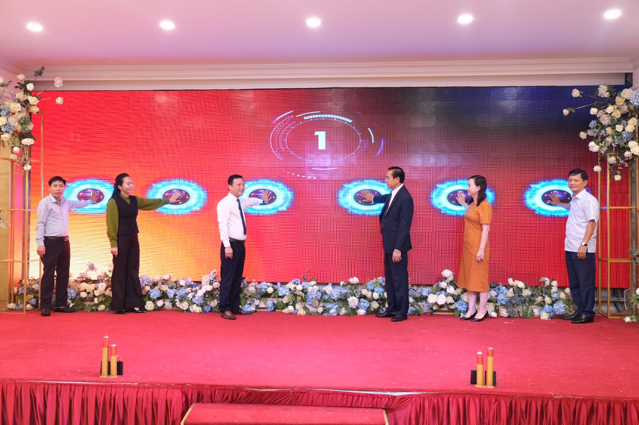img_20231010_170942-171058_452.jpg Lãnh đạo tỉnh Hà Tĩnh và các sở ngành ấn nút hưởng ứng ngày Chuyển đổi số quốc gia năm 2023. Ảnh: Văn Thìn.