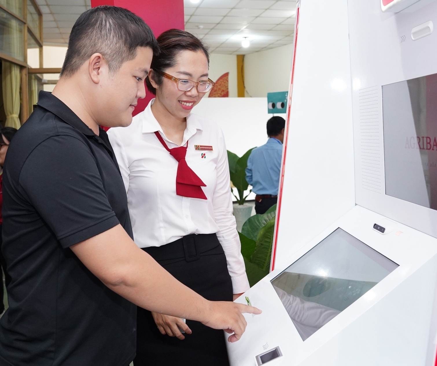 Khách hàng tham gia trải nghiệm tại gian hàng của Agribank Chi nhánh Long An. Ảnh: Nhật Minh.