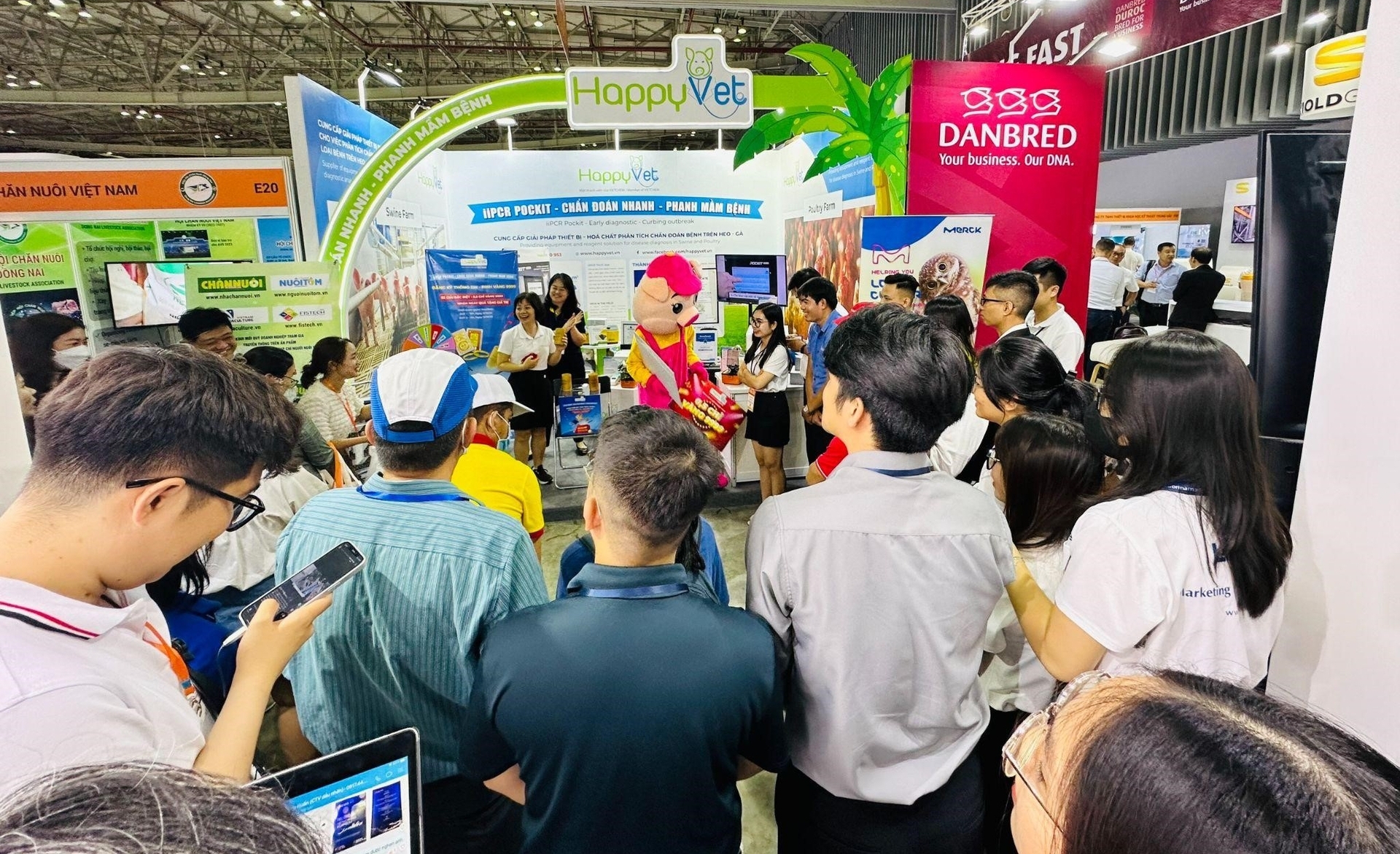 Trong ngày đầu tiên, gian hàng HappyVet đã chật kín khách tham quan.