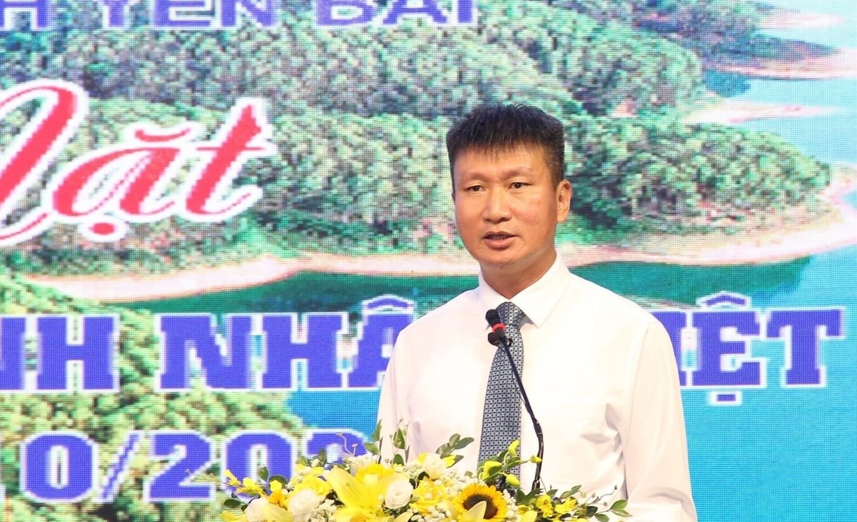 Chủ tịch UBND tỉnh Yên Bái, ông Trần Huy Tuấn phát biểu tại hội buổi gặp mặt. Ảnh: Thanh Tiến.