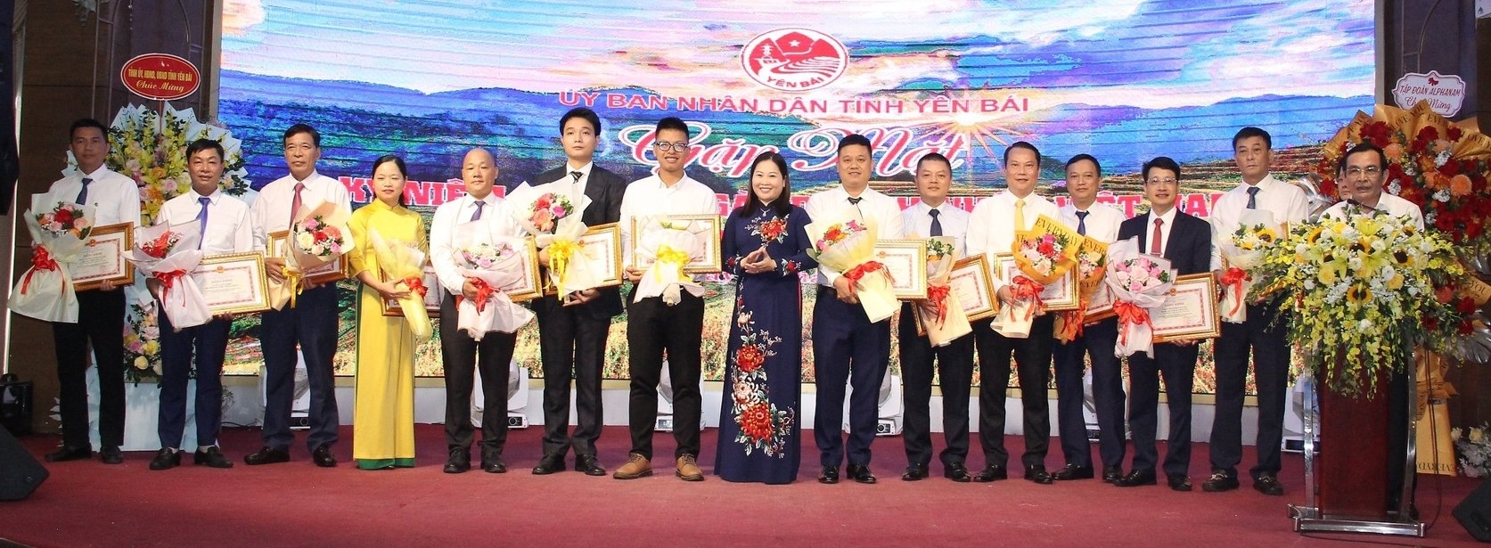 Lãnh đạo UBND tỉnh Yên Bái tặng bằng khen cho các doanh nghiệp xuất sắc tiêu biểu. Ảnh: Thanh Tiến.