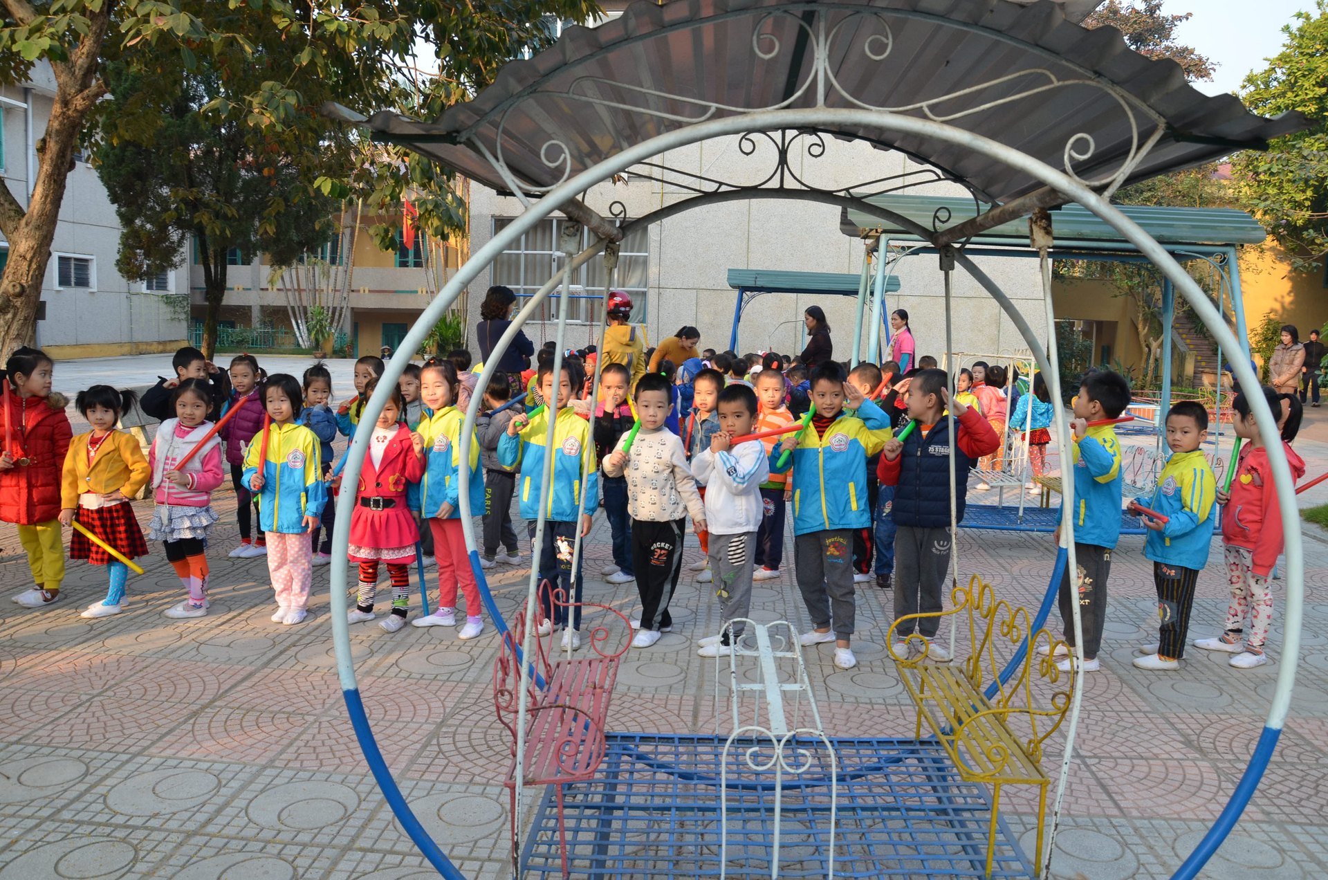 Con em cán bộ, công nhân viên và nhân dân học dưới mái trường Lâm Thao. Ảnh: Dương Đình Tường.