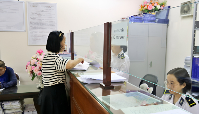 snapedit_1697100889606-155800_222.jpeg Việc khai báo và giải quyết các hồ sơ kiểm dịch qua hệ thống Một cửa quốc gia giúp hạn chế thời gian đi lại của người đăng ký. Ảnh: Phương Thảo.