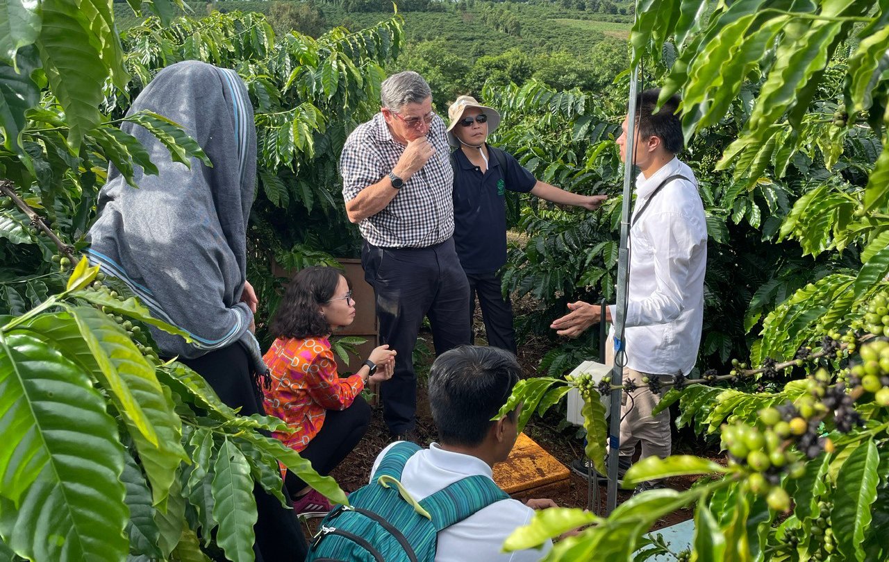 TS. Howard Hall, Cố vấn Đặc biệt về Gắn kết và Tiếp nhận Thương mại của ACIAR thăm dự án tại Đắk Lắk. Ảnh: Dự án V-SCOPE.