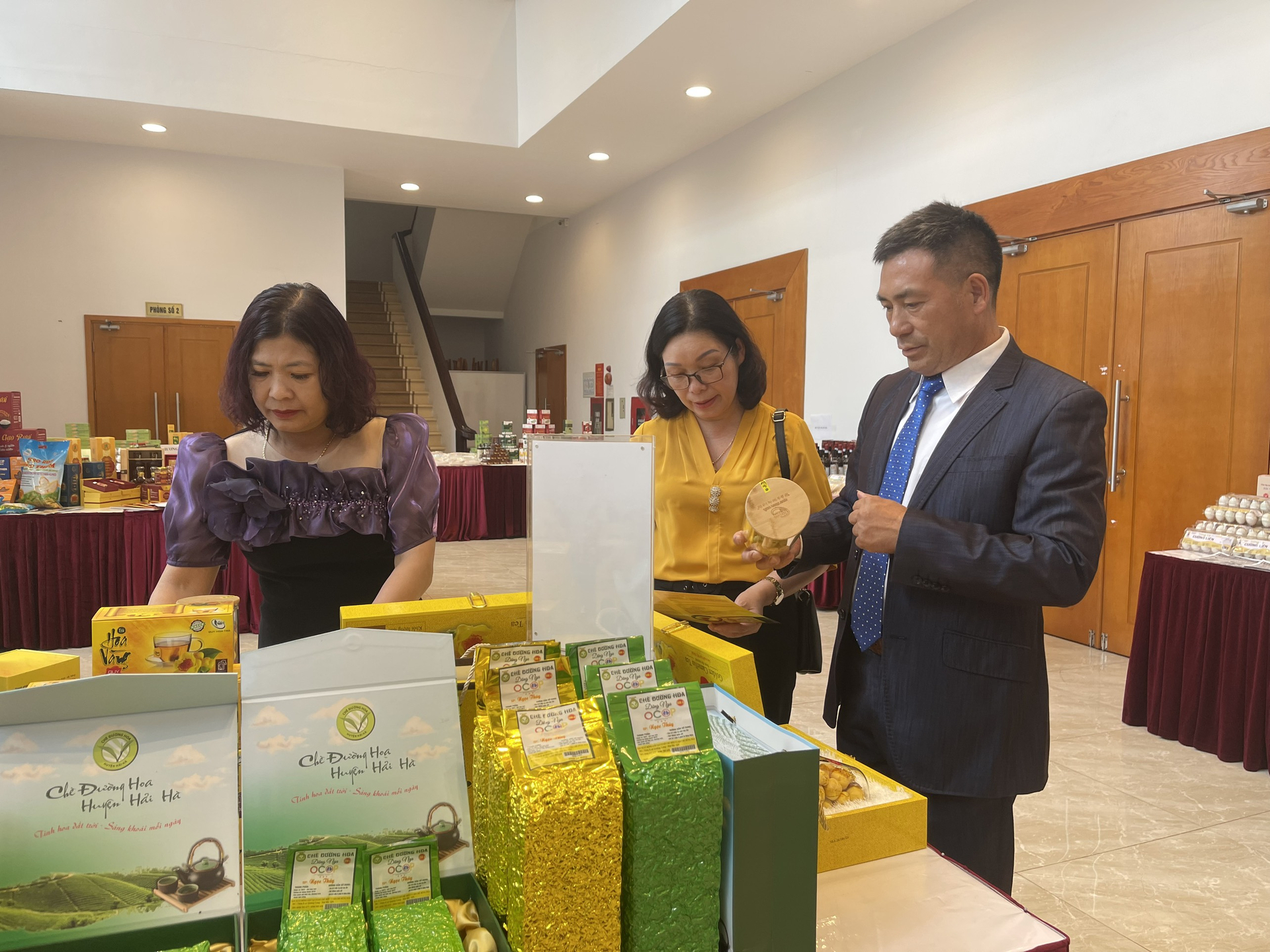 35 sản phẩm nông nghiệp tiêu biểu tỉnh Quảng Ninh năm 2023 được tôn vinh. Ảnh: Nguyễn Thành.