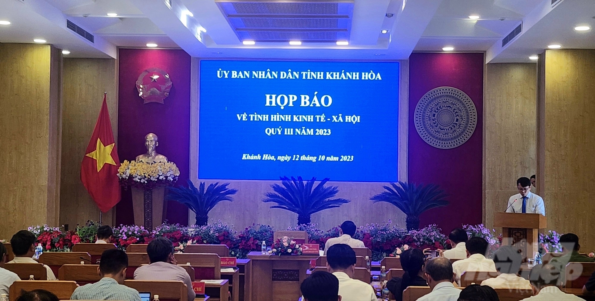 z4776548769921_af8ff0867d205e9d0e972356863cdfe8-132432_85-132432.jpg Khu vực dịch vụ là ngành có mức đóng góp tỷ trọng cao nhất trong GRDP toàn tỉnh Khánh Hòa với mức tăng 9,91%. Ảnh: Phương Chi