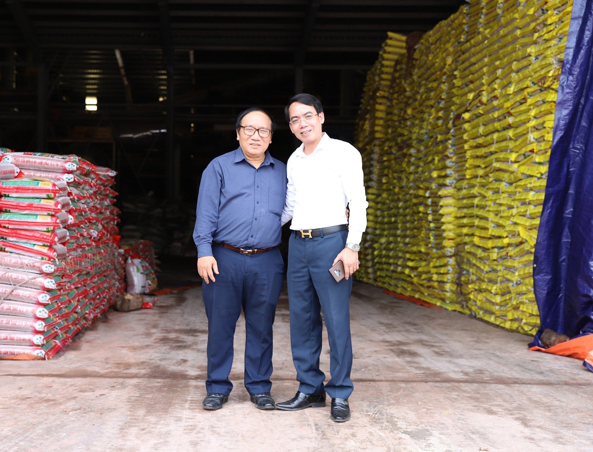 Nhà thơ Trần Đăng Khoa (trái) và tác giả Nguyễn Đình Ánh. Ảnh: Lâm Thao.