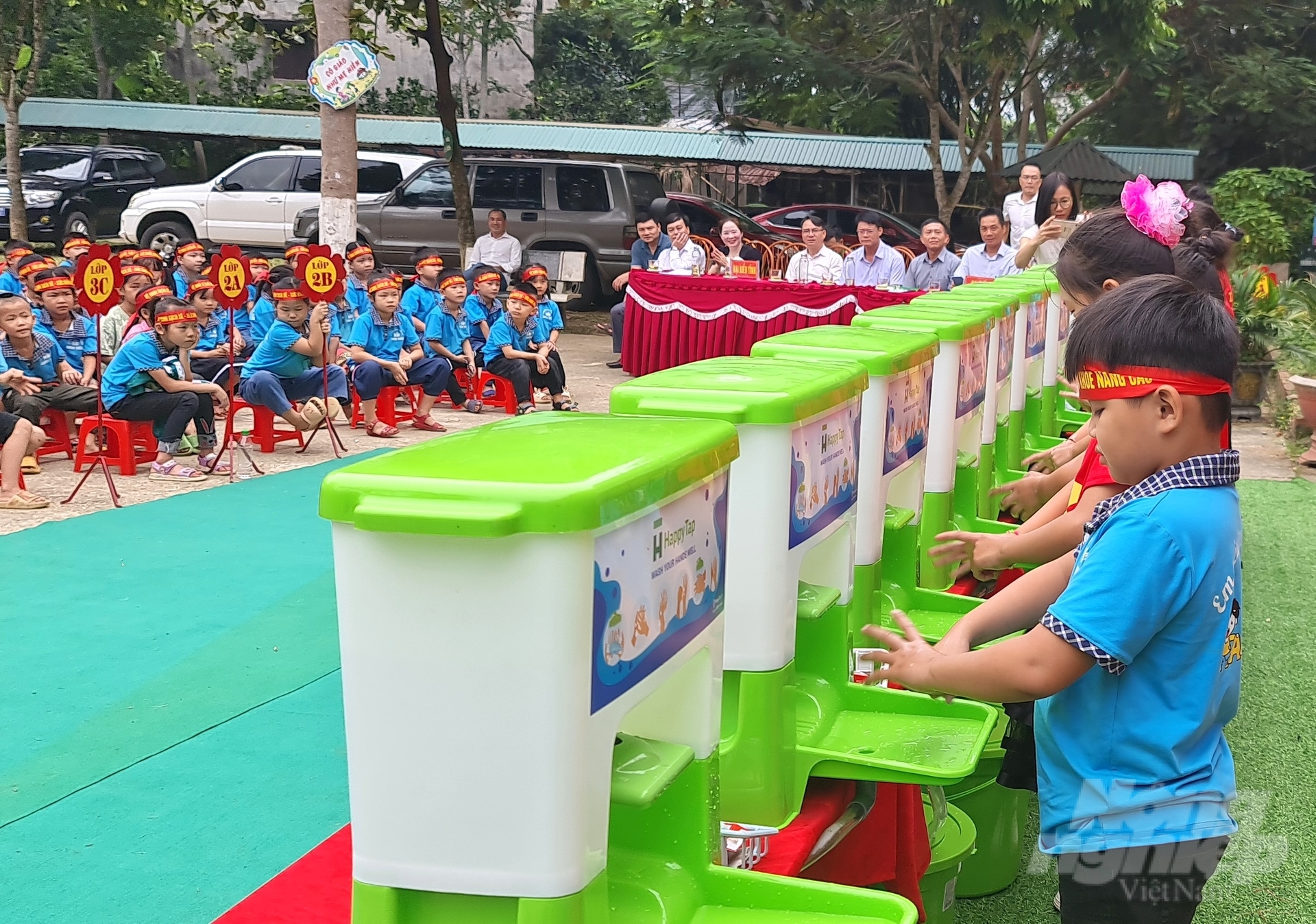 3-101746_22-101747.jpg Hơn 500 em học sinh dân tộc thiểu số Trường Phổ thông dân tộc bán trú Tiểu học Minh Tiến, xã Minh Hương, huyện Hàm Yên, tỉnh Tuyên Quang đã tham gia Lễ hưởng ứng ngày thế giới rửa tay bằng xà phòng. Ảnh: Đào Thanh.