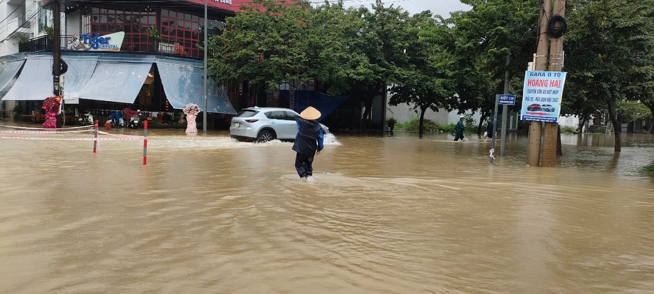 Một điểm ngập tại thành phố Huế chiều 13/10.