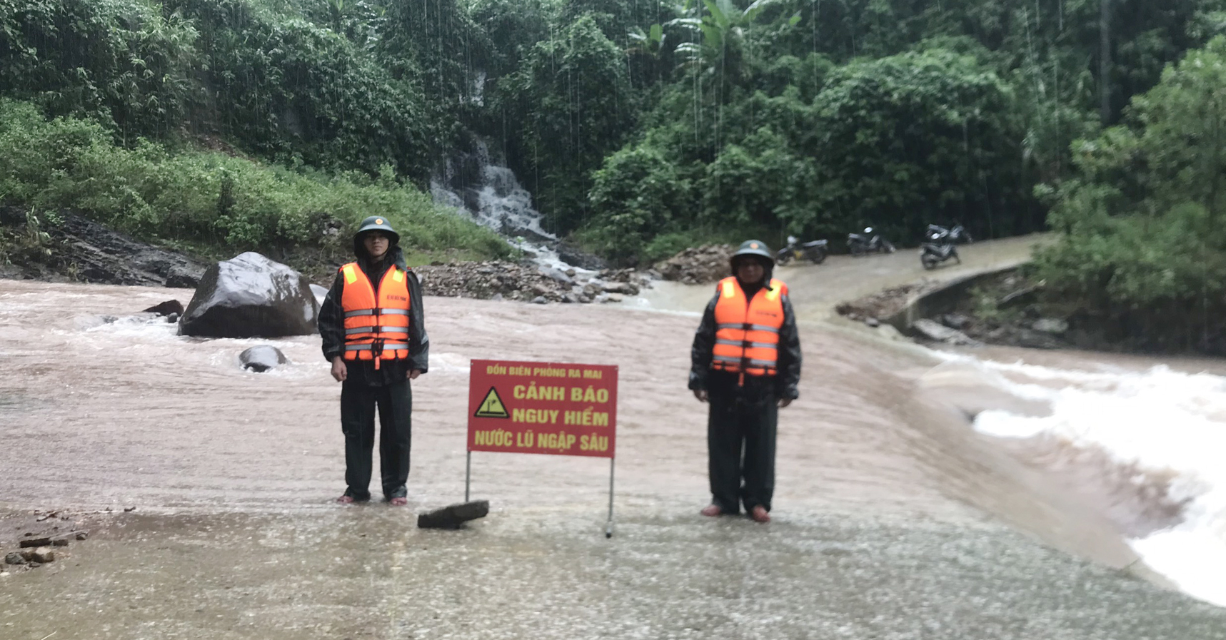 Lực lượng Bộ đội Biên phòng Quảng Bình lập chốt trực tại các điểm ngầm tràn bị lũ ngập, chảy xiết để ngăn người, phương tiện qua lại. Ảnh: T. Đức
