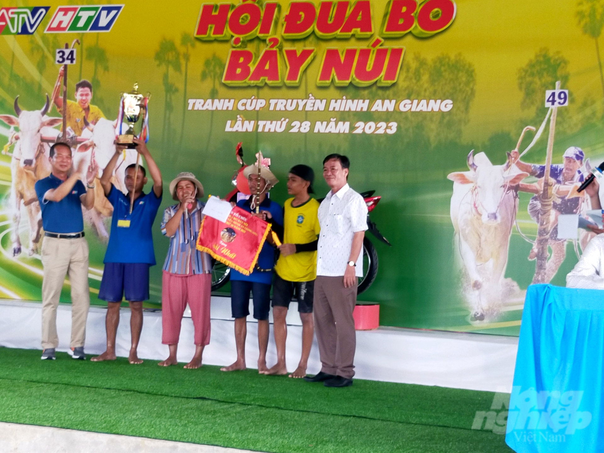 dua-bo-bay-nui-mung-le-sene-dolta-cua-dong-bao-khmer-nam-bo-170807_582-170808.jpg Kết quả Hội đua bò Bảy Núi tranh cúp Truyền hình An Giang lần thứ 28 năm 2023, giải nhất thuộc về đôi bò mang số theo 42 của ông Chau Mean ở xã Cô Tô, huyện Tri Tôn. Giải nhì thuộc về đôi bò số đeo 25 của ông Nguyễn Văn Quyên ở thị xã Tịnh Biên và giải ba thuộc về đôi bò mang số đeo 01 của ông Đặng Văn Đấu ở huyện Tri Tôn.