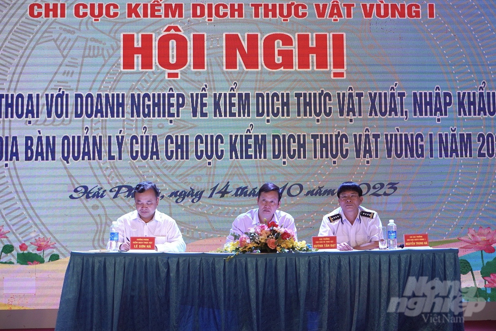 Cục trưởng Cục Bảo vệ thực vật Huỳnh Tấn Đạt (giữa), Chi cục trưởng Chi cục Kiểm dịch thực vật vùng I Nguyễn Trung Hà (phải) và Trưởng phòng Kỹ thuật (Cục Bảo vệ thực vật) Lê Sơn Hà (trái) điều hành phần đối thoại với doanh nghiệp. Ảnh: Hồng Thắm.