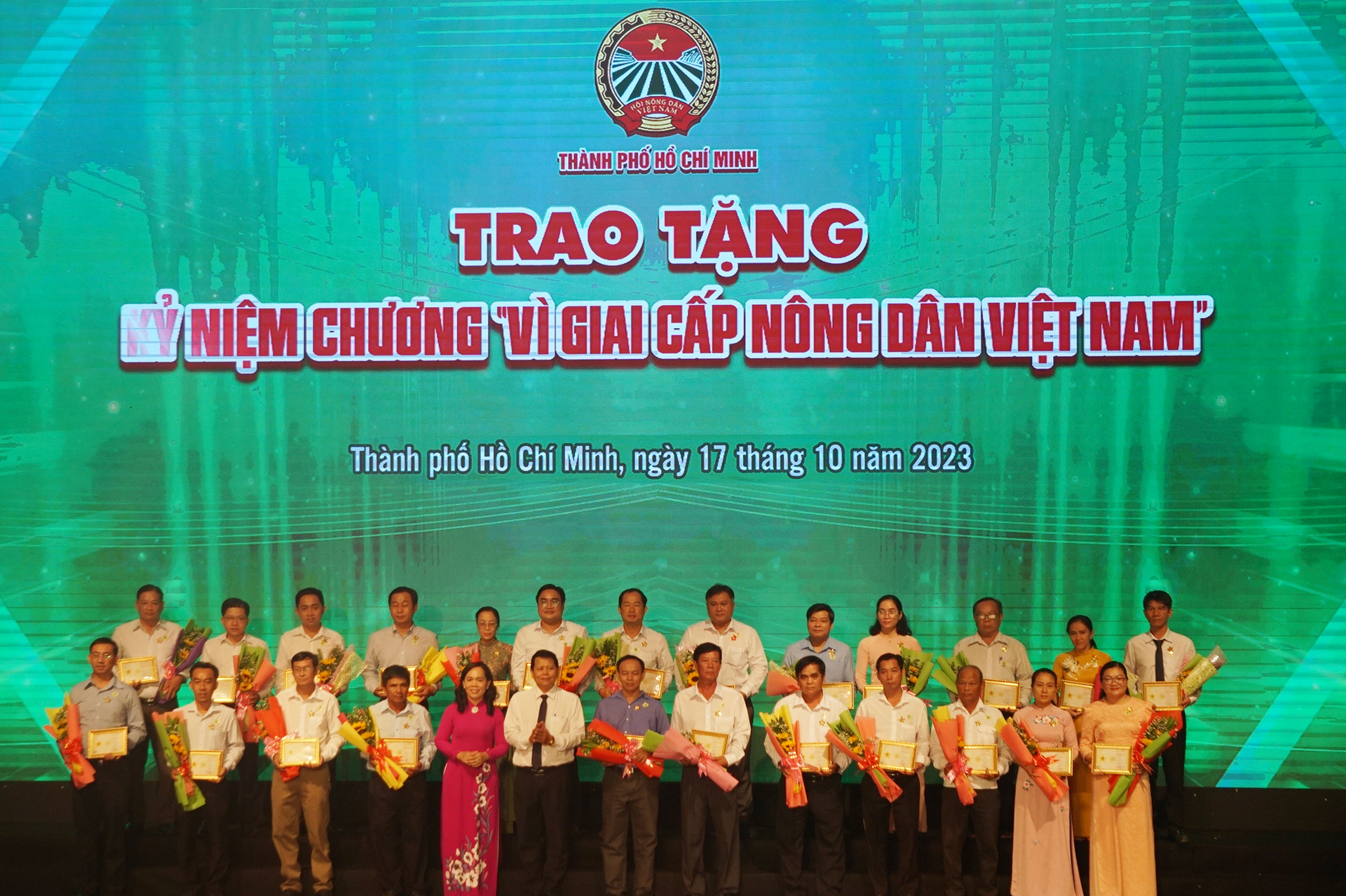 tphcm-ton-vinh-guong-nong-dan-tieu-bieu-san-pham-nong-nghiep-tieu-bieu-nam-2023-154605_664.jpg Ông Nguyễn Phước Lộc, Phó Bí thư Thành ủy TP.HCM và bà Nguyễn Thanh Xuân, Chủ tịch Hội Nông dân TP.HCM trao tặng kỷ niệm chương 'Vì giai cấp nông dân Việt Nam'. Ảnh: Nguyễn Thủy.
