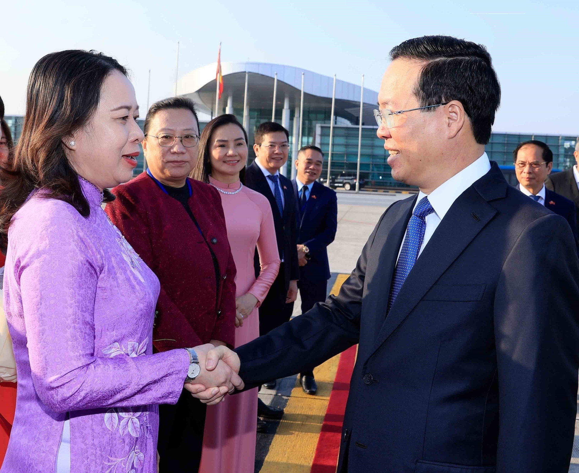 Phó Chủ tịch nước Võ Thị Ánh Xuân tiễn Chủ tịch nước Võ Văn Thưởng tại sân bay quốc tế Nội Bài, Hà Nội. Ảnh: Thống Nhất/TTXVN.