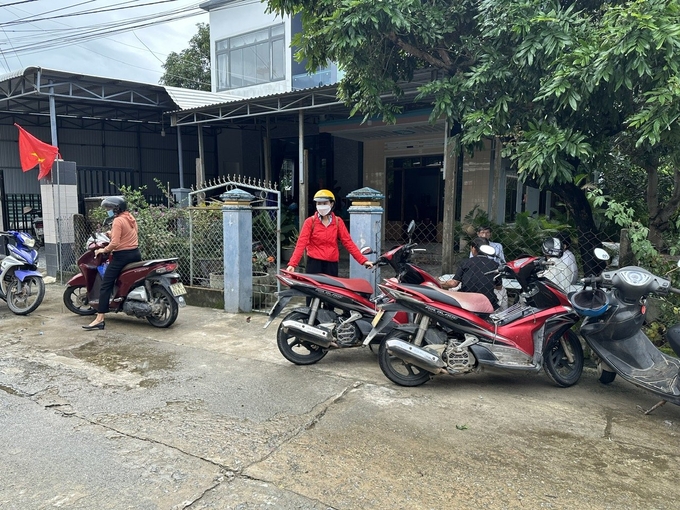 z4794422805180_b416600b6b4b7baebb10cdd9b50161ba-130008_824.jpg Con đường nhỏ dẫn vào thôn Đông An (xã Tam Giang, Núi Thành, Quảng Nam) những ngày qua luôn tấp nập người ra vào hỏi thăm, động viên gia đình các ngư dân gặp nạn trên biển. Ảnh: L.K.