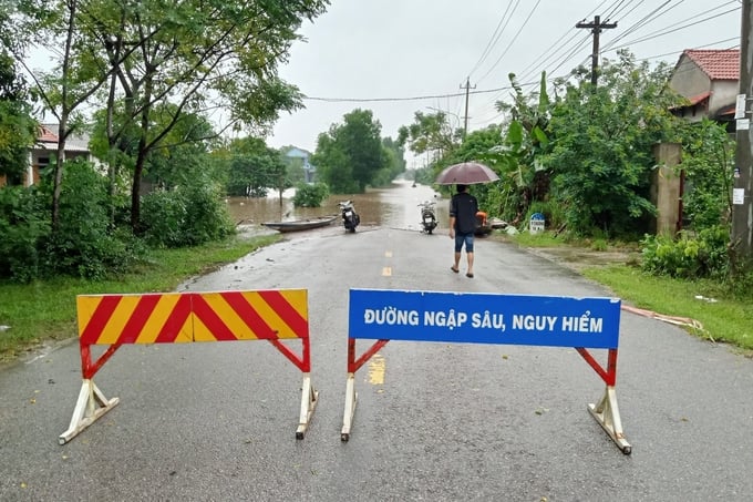 z4794989466017_065c9f927ed5fedbb0cfa7e3d76ab2e2-170522_709.jpg Đặc biệt tại các huyện vùng trũng Phong Điền, Quảng Điền tình trạng ngập lụt càng thêm trầm trọng bởi trước đó nhiều khu vực ở các địa phương này nước lụt do ảnh hưởng từ các đợt mưa trước vẫn chưa rút hết. Trong ảnh là một bảng cảnh báo nguy hiểm được đặt tại tuyến đường thường xuyên bị ngập lụt ở huyện Quảng Điền để cảnh báo cho người dân.