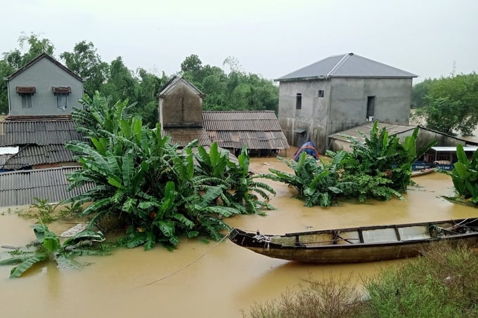 z4795238574668_dcc2f7c994823cbf0a46aaf4a38ba9c4-172618_853.jpg Liên quan đến việc các thủy điện đồng loạt xả lũ trong bối cảnh mưa kéo dài, trả lời phóng viên Báo Nông nghiệp Việt Nam, ông Đăn Văn Hòa, Chánh văn phòng Ban chỉ huy PCTT và TKCN tỉnh Thừa Thiên - Huế, cho biết việc vận hành điều tiết các thủy điện với lưu lượng tăng dân về hạ du nhỏ hơn lưu lượng đến hồ, do đó không ảnh hưởng tình trạng ngập lụt trên địa bàn tỉnh. 'Nếu không có các hồ giữ lại bớt nước lại thì vùng hạ du các sông Hương, sông Bồ còn ngập sâu hơn', ông Hòa thông tin.