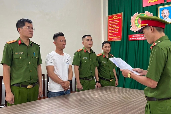 ngoctrinh1-1697711188164jpg-181941_972.jpg Cơ quan CSĐT Công an TP.HCM đọc lệnh khởi tố bị can đối với Trần Xuân Đông nhưng cho tại ngoại, cấm đi khỏi nơi cư trú. Ảnh: Công an TP.HCM.