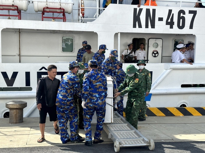 ngu-dan-tren-2-tau-ca-bi-chim-da-vao-dat-lien-144112_529.jpg