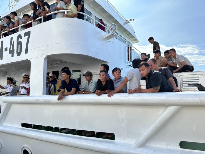 ngu-dan-tren-2-tau-ca-bi-chim-da-vao-dat-lien-144112_925.jpg