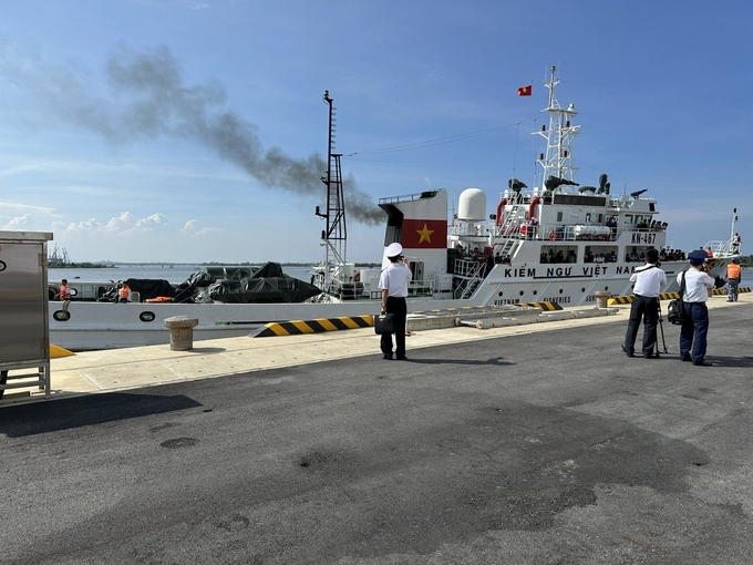 ngu-dan-tren-2-tau-ca-bi-chim-da-vao-dat-lien-144113_80.jpg Tàu 467 - Quân chủng Hải quân cập Cảng Chi đội Kiểm ngư số 3 (xã Tam Giang, huyện Núi Thành, Quảng Nam).