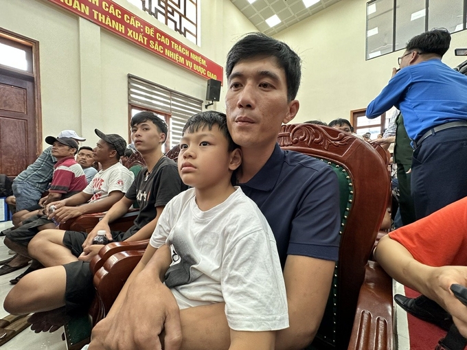 z4801949809574_bdb4fc025d4571eb35211f922d8d1b24-174807_62.jpg Anh Võ Văn Sơn (trú xã Tam Quang, Núi Thành, 1 trong số thuyền viên trên tàu cá QNa 90129TS) kể lại giây phút tàu bị lốc xoáy đánh chìm. Ảnh: L.K.