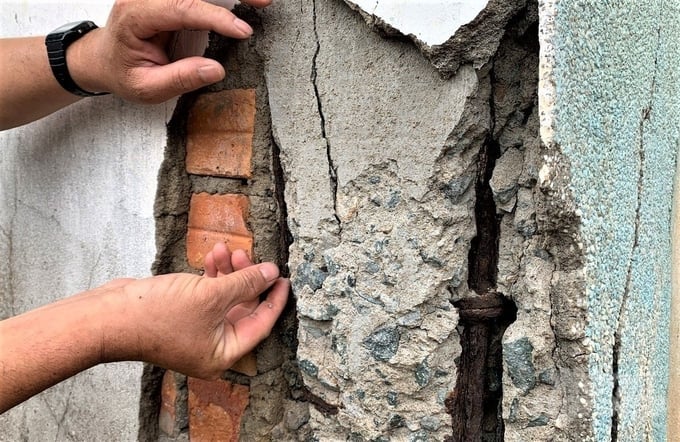 Nhà quản lý cống Trị Yên đã xuống cấp nghiêm trọng, cột, trần bị rạn nứt nhiều chỗ và lộ ra lớp thép rỉ sét, rơi rớt các mảng bê tông lớn. Ảnh: Hồ Thảo.