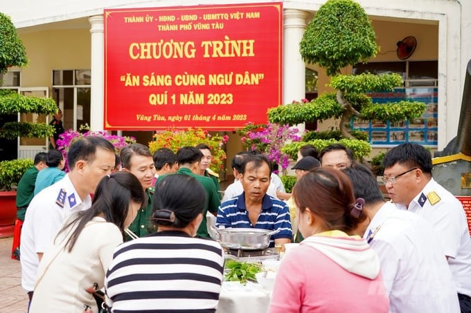 The model of 'morning coffee with fishermen' or 'having breakfast, celebrating Tet with fishermen' combined with advocating and advising on the application of digital transformation in fishing activities at sea and distributing leaflets to disseminate on combating illegal, unreported, and unregulated (IUU) fishing. Photo: MS.