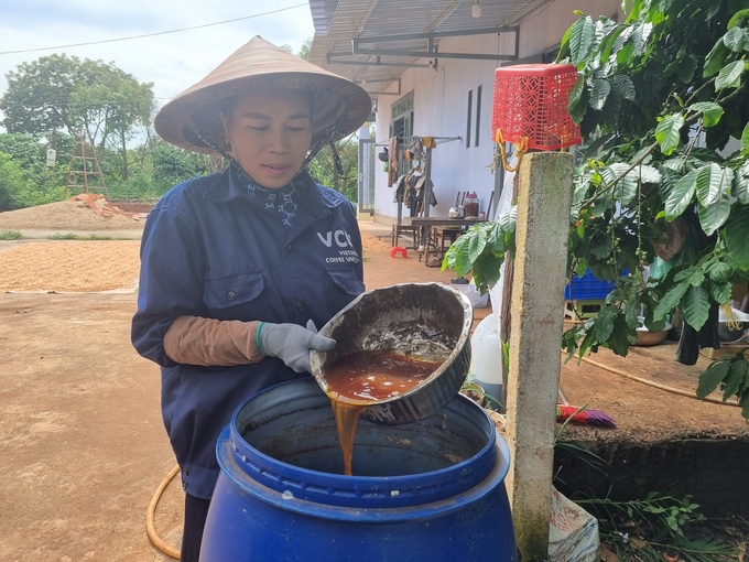 Phân bón hữu cơ vi sinh từ chế phẩm IMO do gia đình chị Thảo tự sản xuất. Ảnh: Tuấn Anh.