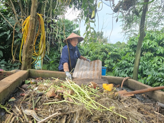 Tất cả những phụ phẩm nông nghiệp, rác thải hữu cơ được chị Thảo sử dụng làm chế phẩm IMO. Ảnh: Tuấn Anh.
