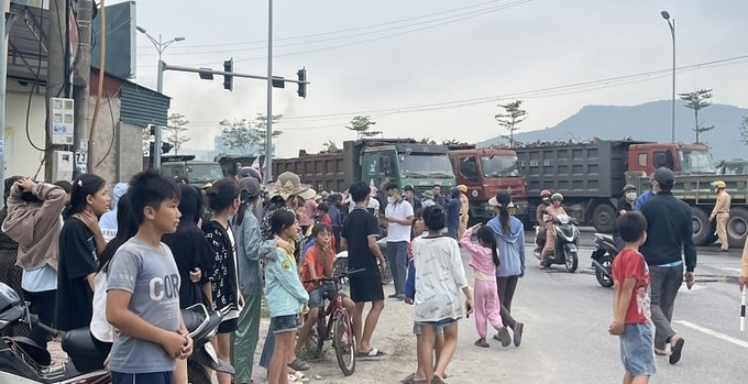 Việc người dân tụ tập khiến giao thông bị ách tắc nghiêm trọng.