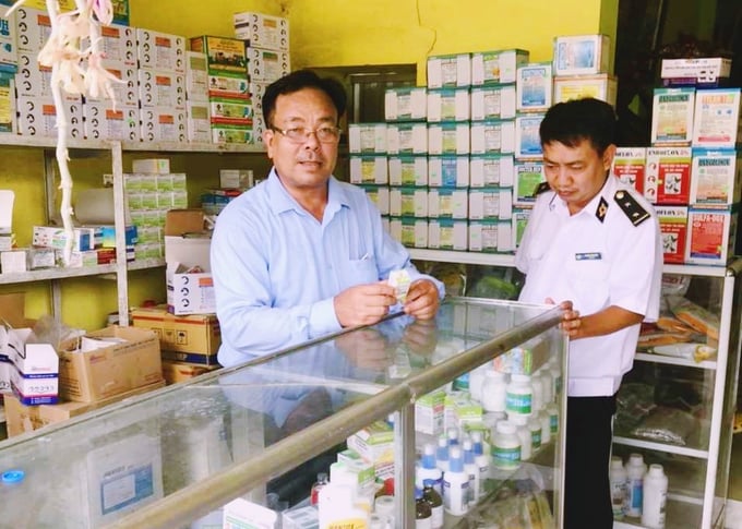 Cán bộ Chi cục Chăn nuôi và Thú y (Sở NN-PTNT) kiểm tra cửa hàng kinh doanh thuốc thú y tại TX Đông Triều. Ảnh: Cường Vũ.