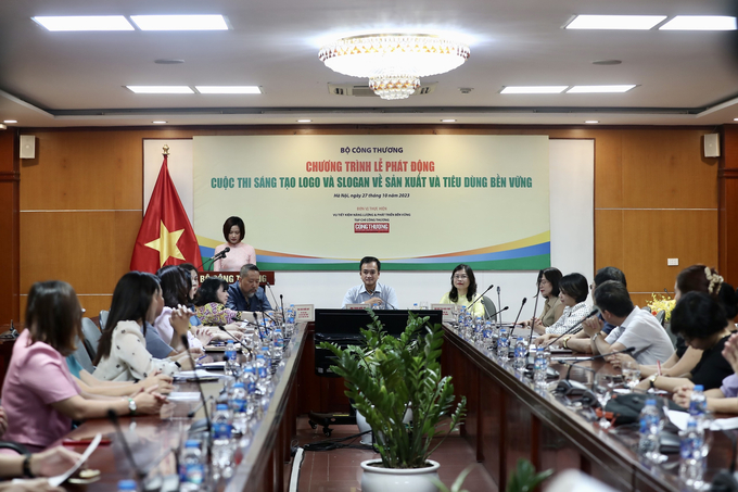 896984634b949ccac585-100227_783.jpg Ban giám khảo của cuộc thi gồm 9 thành viên.
