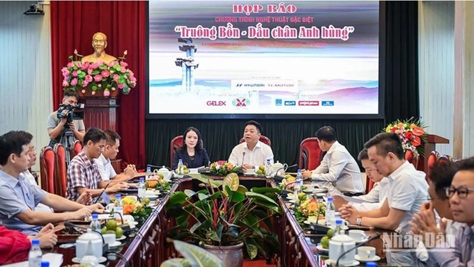 truong-bon-141039_246.jpg Ban tổ chức thông tin về chương trình nghệ thuật. Ảnh: Thành Đạt.