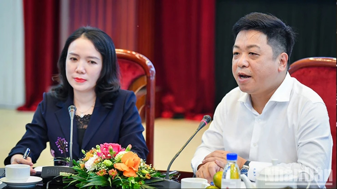 truong-bon1-141038_225.jpg Phó Tổng Biên tập Báo Nhân Dân Quế Đình Nguyên và Giám đốc Sở Văn hóa và Thể thao Nghệ An Trần Thị Mỹ Hạnh giới thiệu những nét mới trong chương trình năm nay.