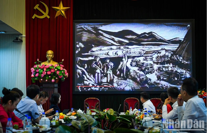 truong-bon3-141038_830.jpg Họa sĩ kể câu chuyện lịch sử ở Truông Bồn bằng tranh cát.