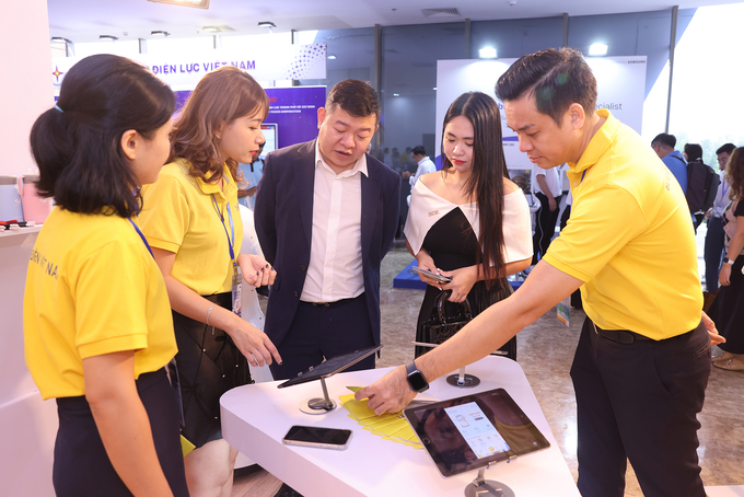 nhung-san-pham-ky-nguyen-so-cua-vietnam-post-tai-trien-lam-quoc-te-viie-2023-125124_83.jpg Khách hàng trải nghiệm một số ứng dụng tại gian hàng của Vietnam Post.