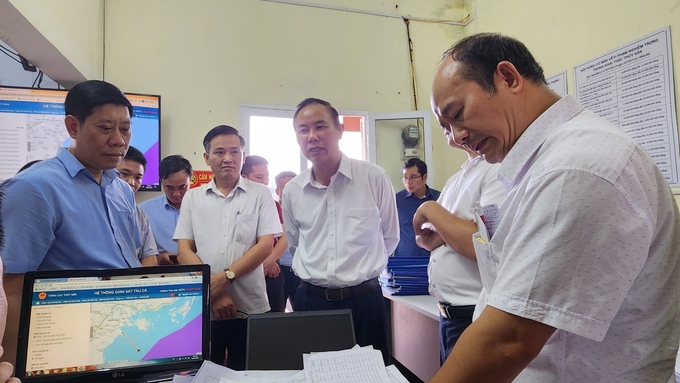 can-kiet-nguon-loi-hai-san-ngu-dan-se-het-ke-sinh-nhai-233259_599.jpg Thứ trưởng Phùng Đức Tiến và Cục trưởng Cục Kiểm ngư Nguyễn Quang Hùng kiểm tra việc thực thi pháp luật chống khai thác IUU tại cảng cá Ngọc Hải, quận Đồ Sơn, Hải Phòng. Ảnh: Đinh Mười.