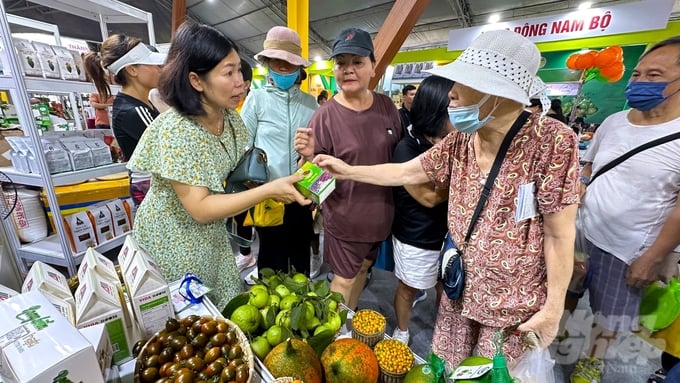Many local OCOP products attract consumers. Photo: Tran Phi.