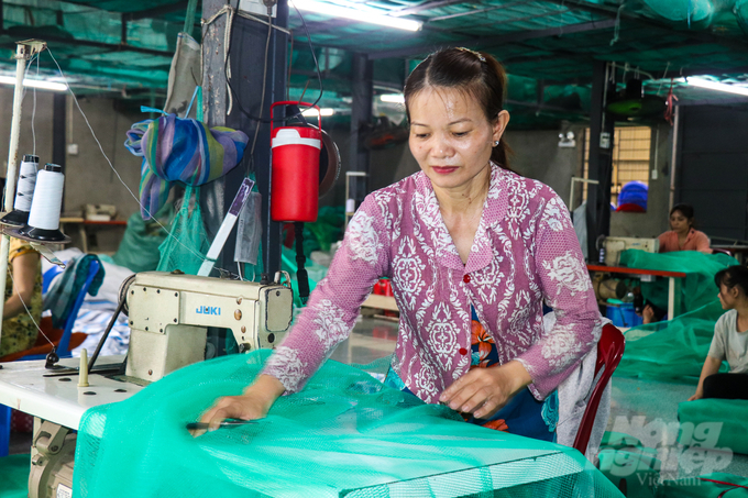 song-sung-tuc-tu-nghe-dan-luoi-ton-tai-hang-chuc-nam-124316_487-124316.jpg Đời sống của người dân làng nghề đan lưới Thơm Rơm trở nên sung túc hơn. Ảnh: Kim Anh.