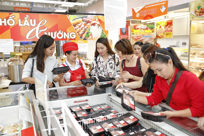 9-thang-nam-2023-masan-dat-doanh-thu-thuan-57470-ty-dong-114449_410.jpg Người tiêu dùng mua sắm thịt mát MEATdeli.