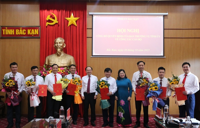 anh-2-164824_119.jpg Lãnh đạo tỉnh Bắc Kạn chúc mừng cán bộ, lãnh đạo được luân chuyển, bổ nhiệm đợt này. Ảnh: Ngọc Tú.